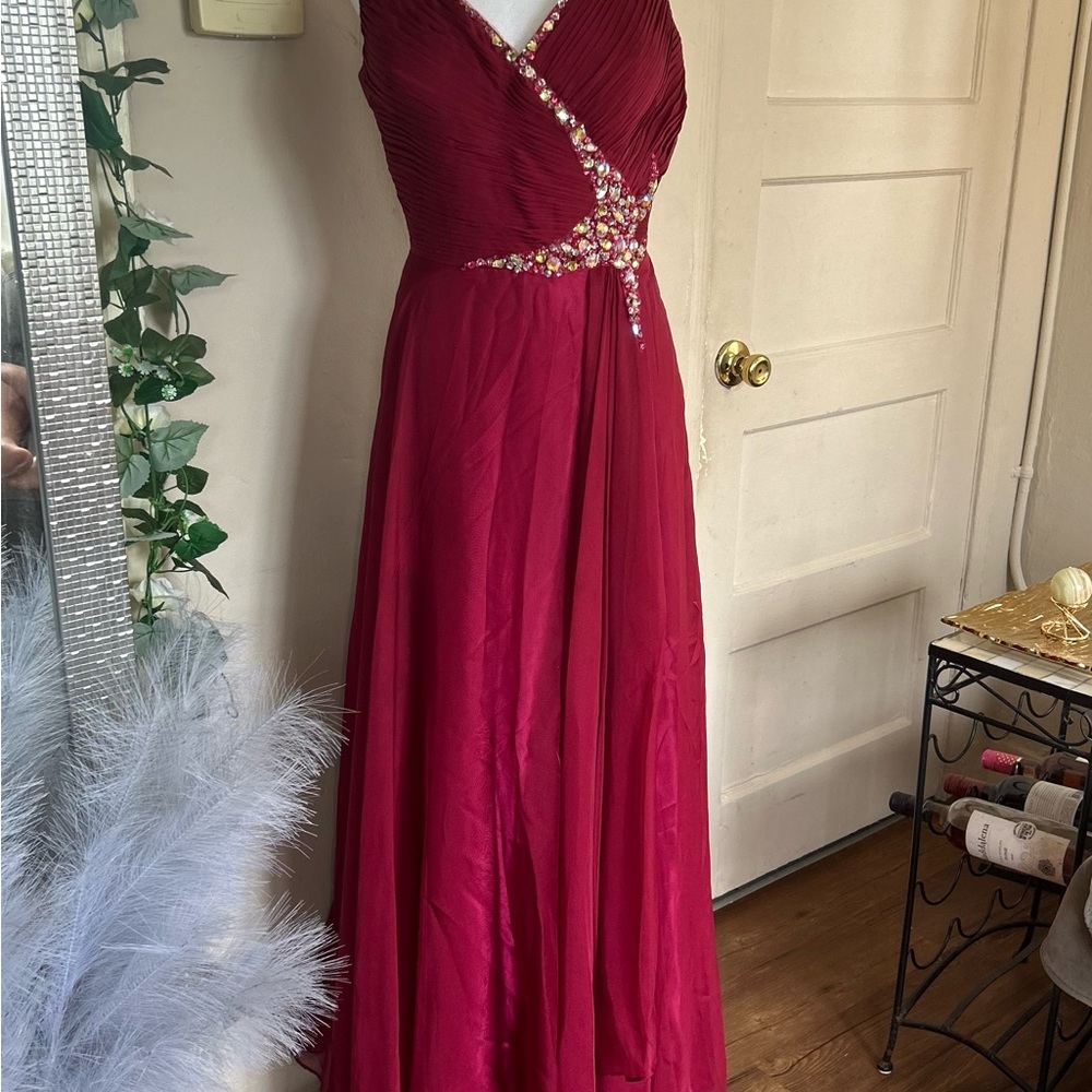 Elegant Red Sleeveless Dress - Picture 2 of 13